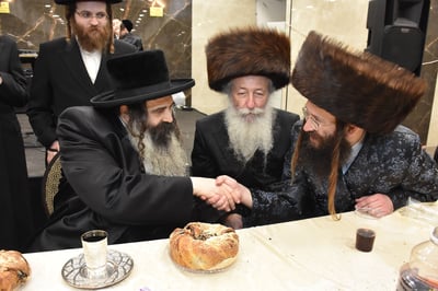 המונים בשמחת הבר מצוה בחצר ספינקא גני גד | צפו