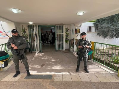שוטרים מאבטחים קלפיות