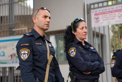 השוטרים בקלפיות 
