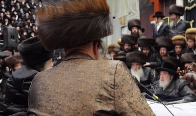 הגר"ש אלתר מנחם את הרבי מויז'ניץ