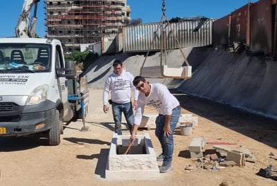 הקמת המצבה על קברו של רה"י זצוק"ל