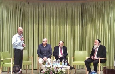 אל השר התלוו המשנה למנכ"ל המשרד, משה לבון  ויריב מן, ראש מנהל אזרחים ותיקים וסמנכ"ל בכיר במשרד הרווחה, וחמה שמייסר-ישראלי, ראש אגף בכיר מערכי דיור במשרד