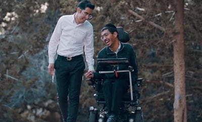 אליה והב בשיר חדש שנכתב בעזרת האף: "חברי אהובי"