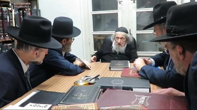 חברי הכנסת של דגל התורה במעונו של הגר"ד לנדו, הערב