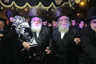 האדמו"ר פיזז ברחובה של עיר עם אחיו בהכנסת ס"ת לע"נ הוריו ז"ל | תיעוד