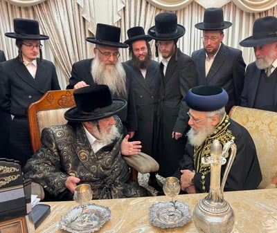 הראשל"צ הגר"י יוסף במעונו של האדמו"ר מויז'ניץ