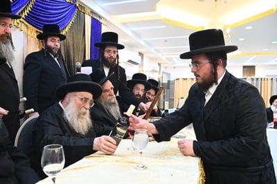 הגאב"ד העניק כוסיות כסף לנגידים ויין לאברכים | תיעוד