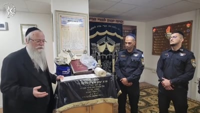 המתפללים פתחו את הארון ונדהמו: הספר לא היה בפנים