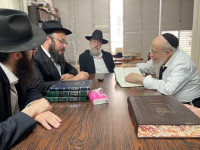 הרבנים החב"דים עלו לביתו של ראש ישיבת פונביז' | תיעוד