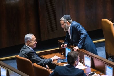 רה"מ נתניהו עם יו"ר ועדת הכספים חה"כ משה גפני במליאה
