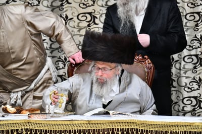 עם כוס יין מלא: ה'טיש' הפורימי של האדמו"ר מפינסק קרלין