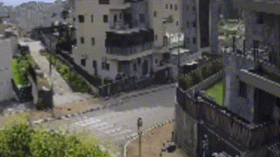תיעוד דרמטי: רגע פגיעת הרקטה בבניין בקריית שמונה