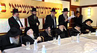 הרבנים בכנס, לפני שעה קלה. צילום בסלולרי: א.ג