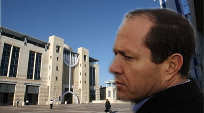 ברקת על רקע כיכר ספרא.