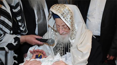 הראשון לציון משמש סנדק בברית.