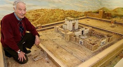 גארארד עם הדגם שבנה.