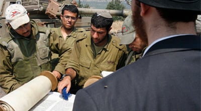 יבוטל או לא. חיילים בקריאת תורה.