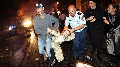 המשטרה ואחד העצורים, אתמול.
