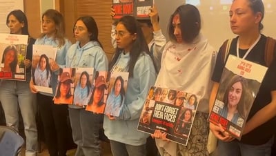 עם דם מרוח ובגדים קרועים: משפחות חטופים צעדו בכנסת