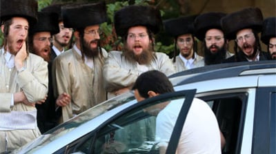 מפגינים מול חניון קרתא.