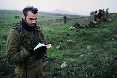 חייל מתפלל במהלך תרגיל חטיבת הצנחנים