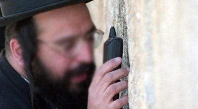 מה שבטוח, כאן אין חסוי. סלולרי בכותל (פלאש 90)