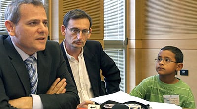 אבירי הצדק והיושר עם ילד עובד זר.