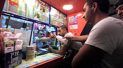דוכן מפעל הפיס.