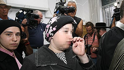 האם החשודה.