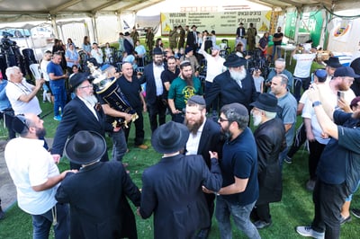 עם משפחות החטופים וההרוגים בשדה הקטל ברעים: מעמד מרגש של הכנסת ספר תורה | תיעוד מיוחד