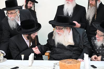 בבית האדמו"ר: החסידים חגגו את השידוך הסודי של הנכדה