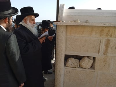 האדמו"ר מבוטושאן על ציון אביו בהר הזיתים
