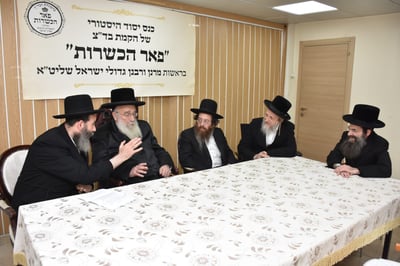 הכשרות החדשה תחרוט על דגלה - מחירים נמוכים ונוחים, מימין לשמאל- הרב שמואל יוסף שטיצברג, הרב שמואל אליעזר שטרן, הרב עמרם פריד, הרב יחיאל מיכל פרידמן והרב לייבל וייס