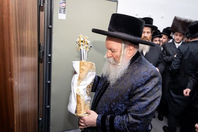 בעל האכסניא הכניס ספר תורה - האדמו"ר טרח והגיע במיוחד