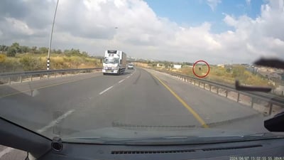 מפחיד - עומד בצד ויורה: רגעי הפיגוע תועדו במצלמת רכב