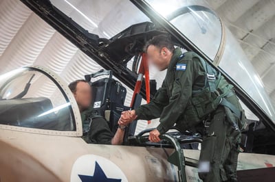 הטייסים בחזרה בבסיס חיל האוויר, אחרי התקיפה | ארכיון