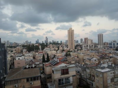 עננים מעל בני ברק 