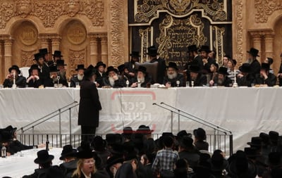 האדמו"ר מויזניץ בעריכת הטיש לרגל ט' ניסן 