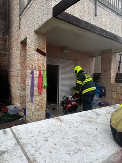 שריפה פרצה בעיר החרדית; התושבים התבקשו להסתגר בבתים