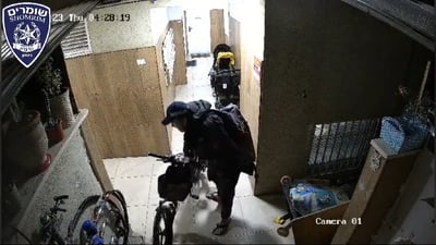 חשוד בגניבת עשרות אופנים חשמליים בבני ברק - נעצר והועבר למשטרה | תיעוד