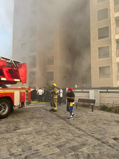 ירושלים: פצועים חולצו משריפה שפרצה בבניין מגורים גבוה