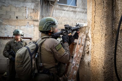 לוחמים מבצעים מעצרים באיו"ש