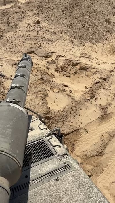 לוחם על טנק תוקף את המעבר החדש שנפתח לסיוע ההומניטרי | צפו