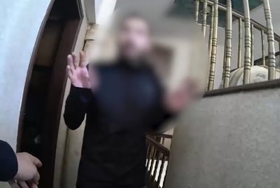 הפורץ טייל בבית עד שהופתע על ידי השוטר - ונעצר | צפו