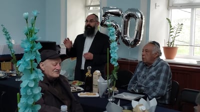 בעוד הצבא הרוסי מתקרב לעיר: יהודי סומי הפתיעו את הרב במתנה מיוחדת