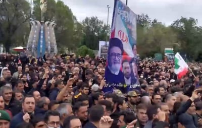 על משאית עם שומרים רבים: כך נראית ההלוויה באיראן