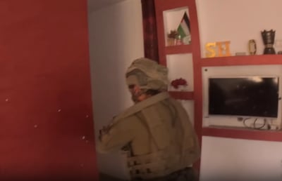 תיעוד ממצלמת גוף: הלוחם נכנס לבית ברפיח בו שהו מחבלים
