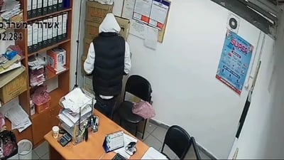 כתב אישום: הסתנן לסופר באשדוד - וגנב עשרות מכשירים סלולריים | צפו
