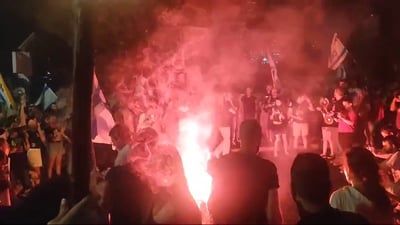 מפגינים פרצו מחסומים והבעירו מדורות | תשעה נעצרו