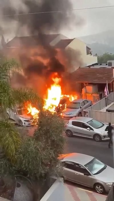 תיעוד חריג: שוטר מחלץ אזרח מתוך הרכב הבוער